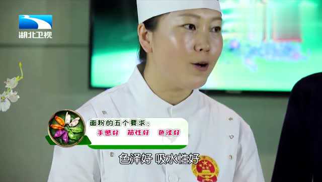 制作饺子和面时面粉和水按2比1比例调和均匀即可得到最佳面团