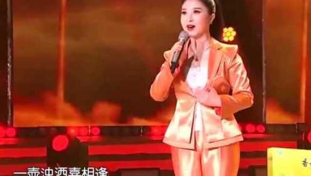 刘大姐演唱《滚滚长江东逝水》,台下观众都醉了!