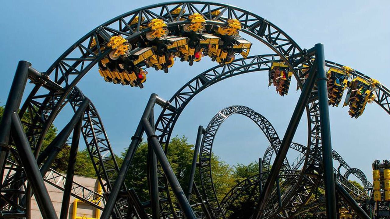 刺激!微笑者过山车3分钟让你360度翻转14次