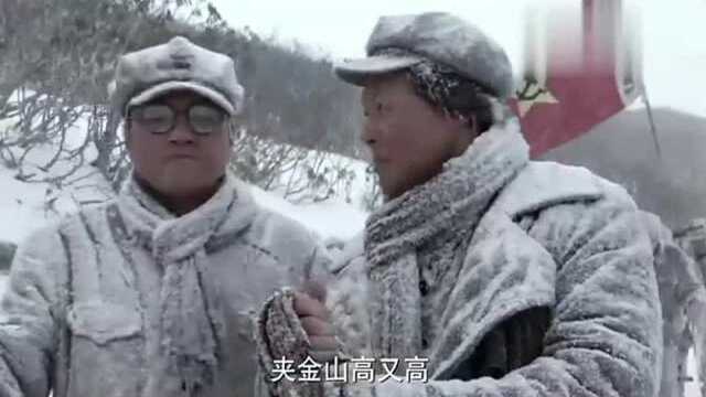 红军翻越夹金山,一路上大雪纷飞艰难坎坷,冻死冻伤许多人!