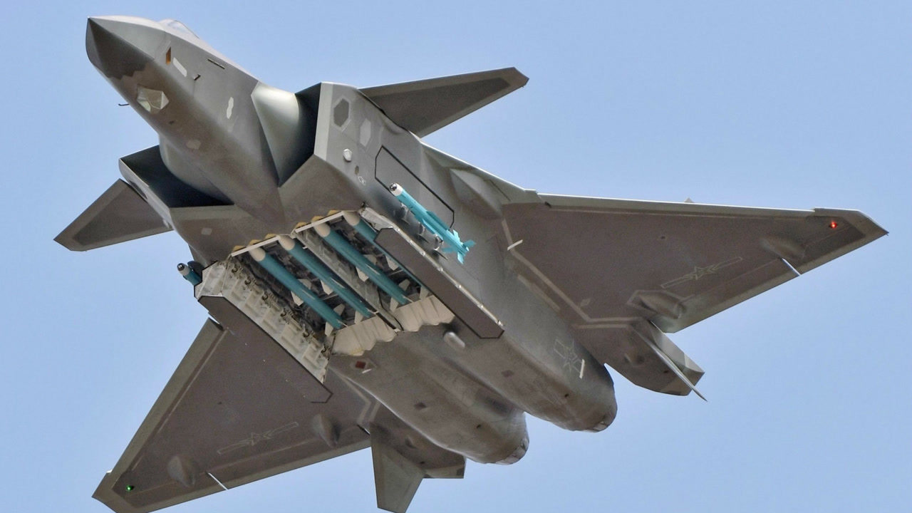 弹仓打开!歼20首次展示武器系统,世人终于见到了中国威龙的利爪