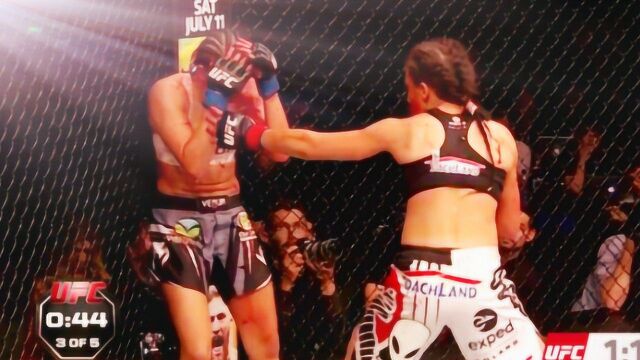 女拳手的血斗画面 凶悍程度堪称UFC经典