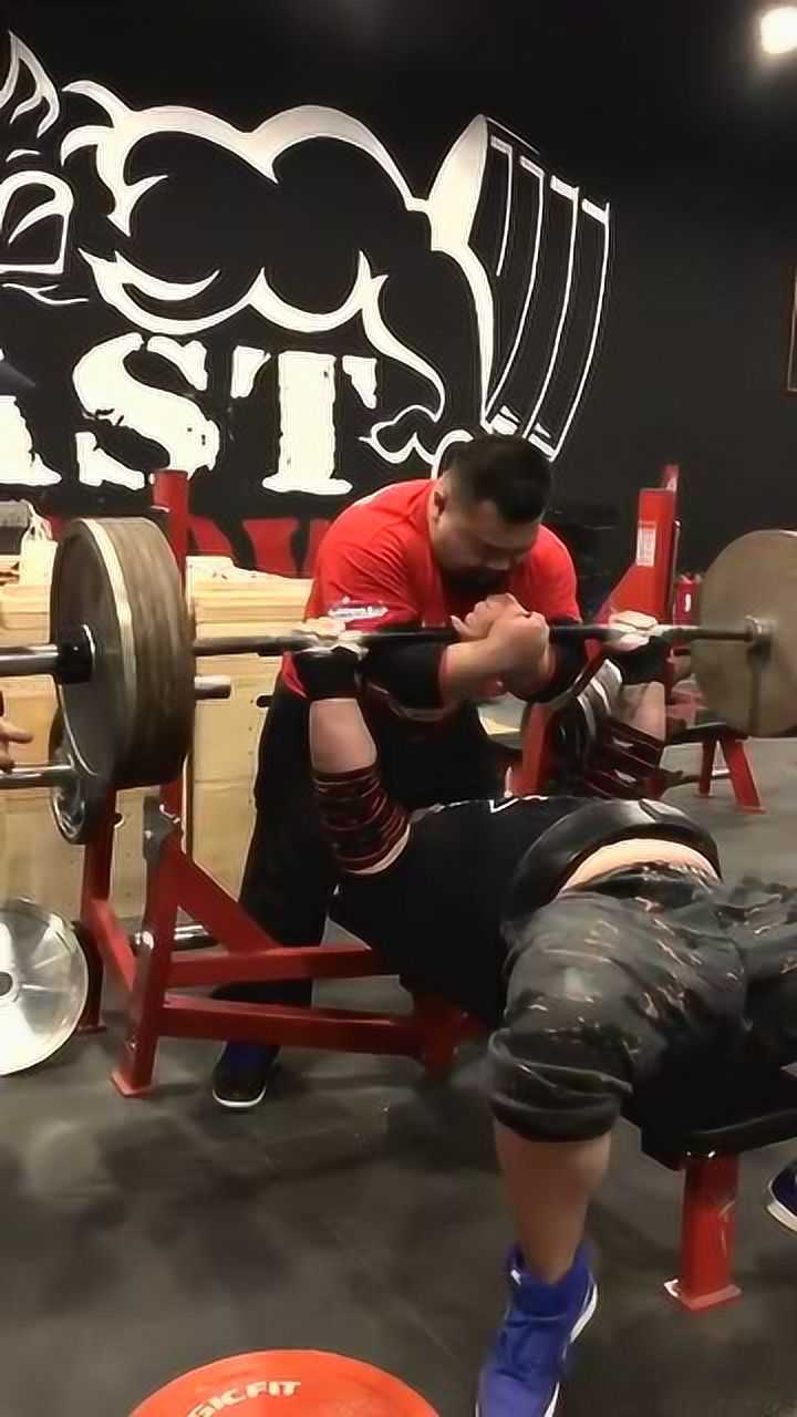 大力士岳洋卧推300公斤中国最强卧推