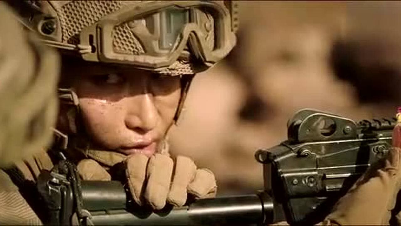 红海行动石头给了佟莉一颗糖安慰她这个笑容太动人了