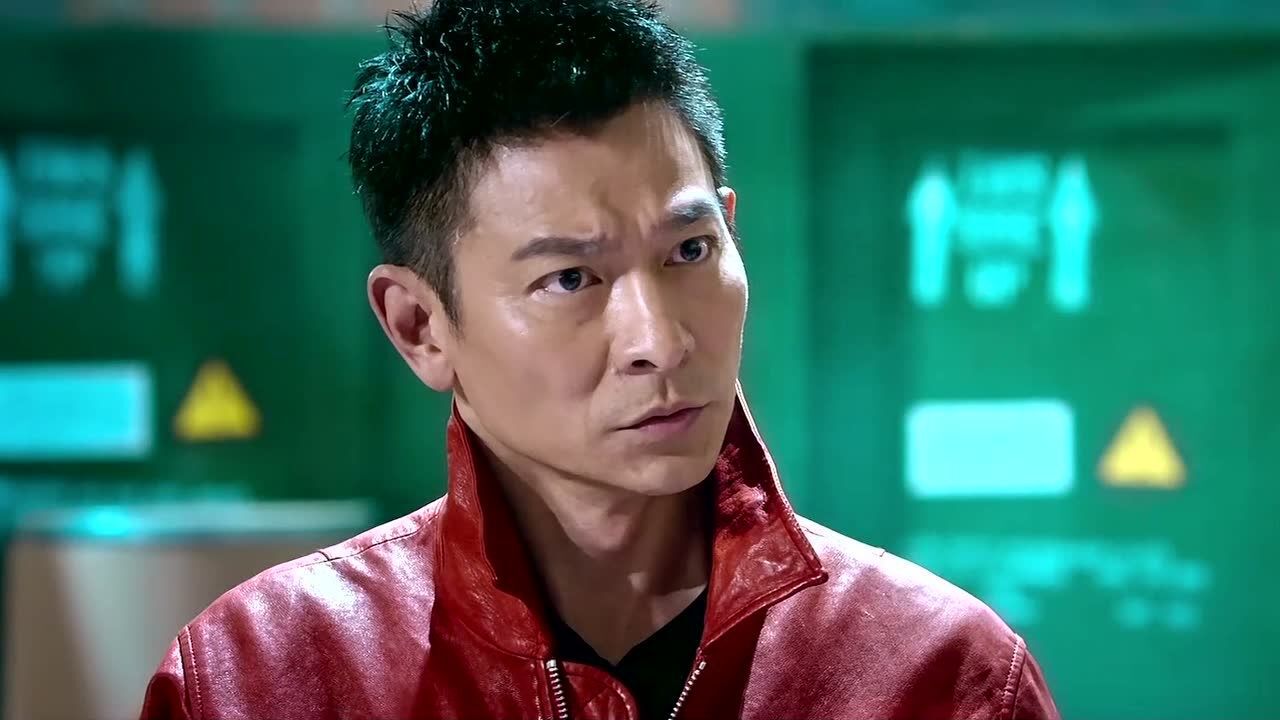 澳门风云3刀仔被一群机器人围攻还好武器专家来的及时