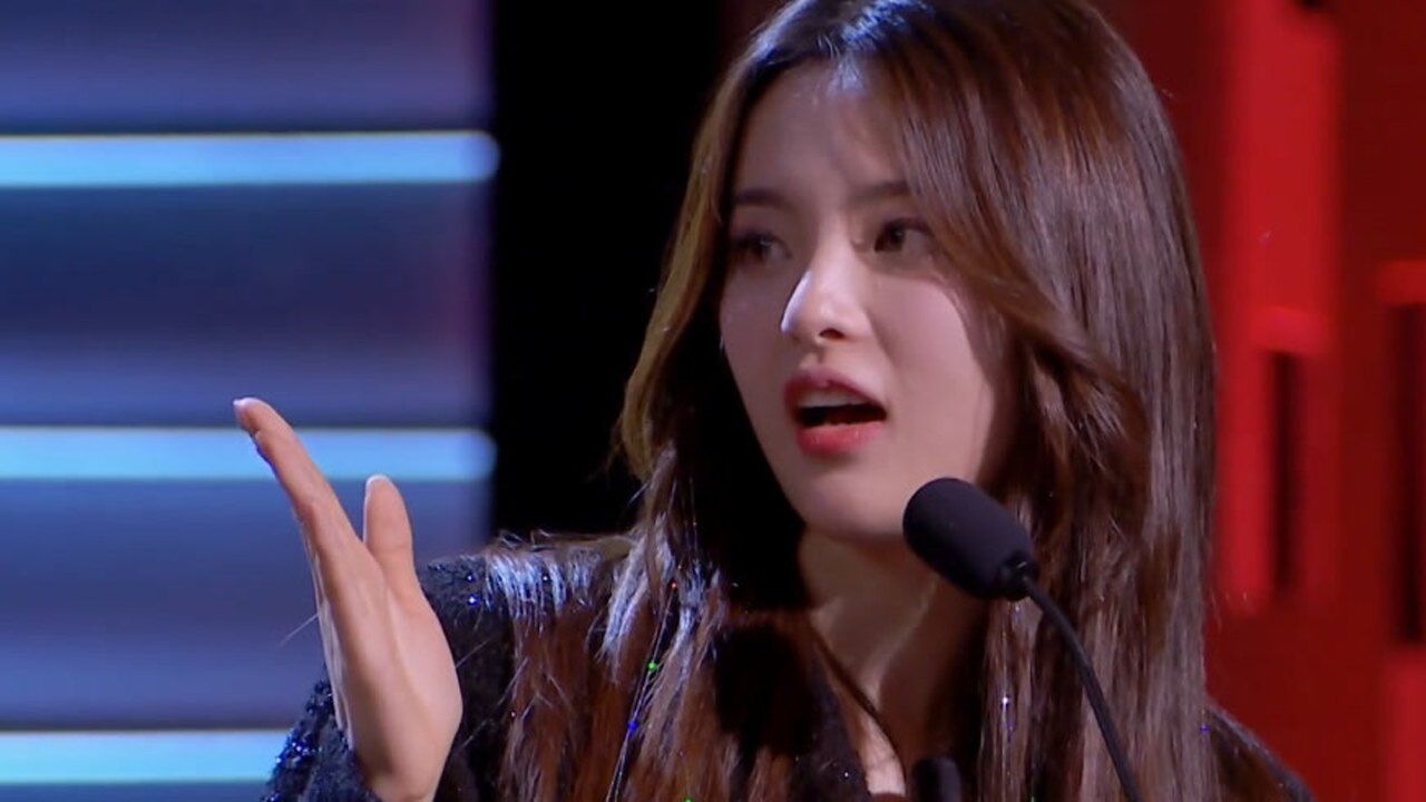 吐槽大会杨超越主咖现身却被李克勤频抢镜吓得连话都不敢说