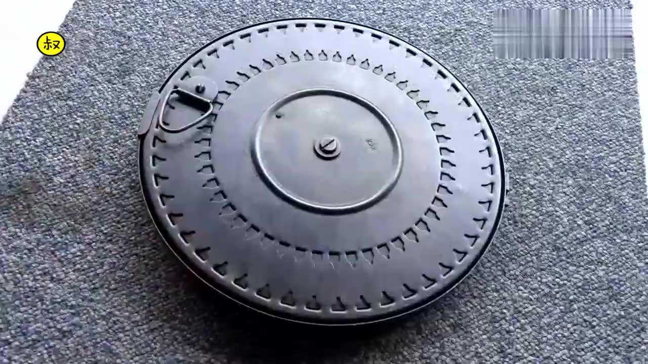 dp28轻机枪弹盘是这样加弹的,全靠手动一颗一颗往下压!