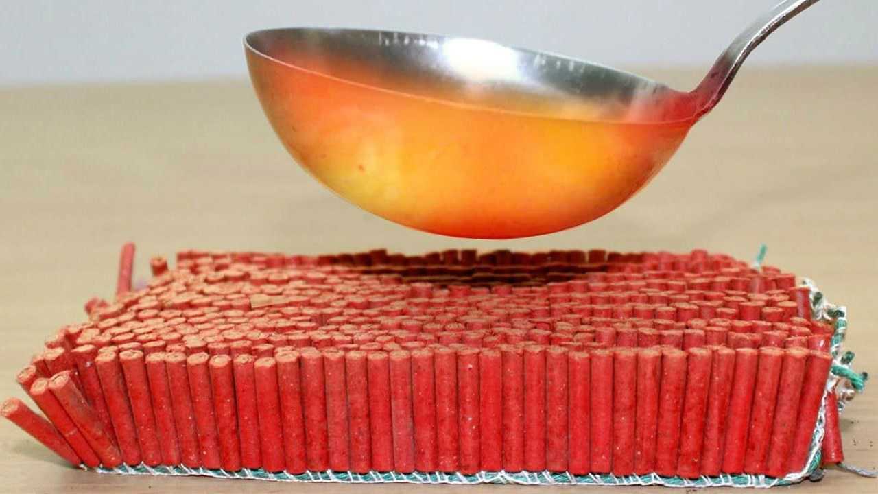 如果把1500℃烧红铁勺放在鞭炮上,能把它点燃吗?老外作死实验!_高清1080P在线观看平台_腾讯视频