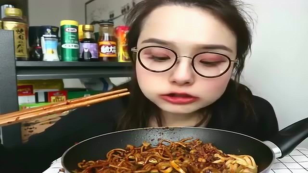 哎呦阿尤重庆小面和肥肠辣到眼睛睁不开辣成香肠嘴