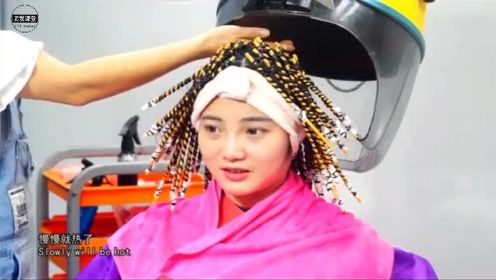 理发师有创意，用筷子为美女烫头发