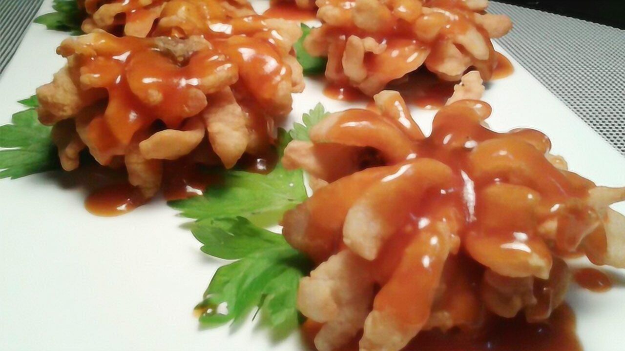 国宴名菜"菊花鱼",鱼肉切成花,考验顶级刀工,大厨首次出镜演示