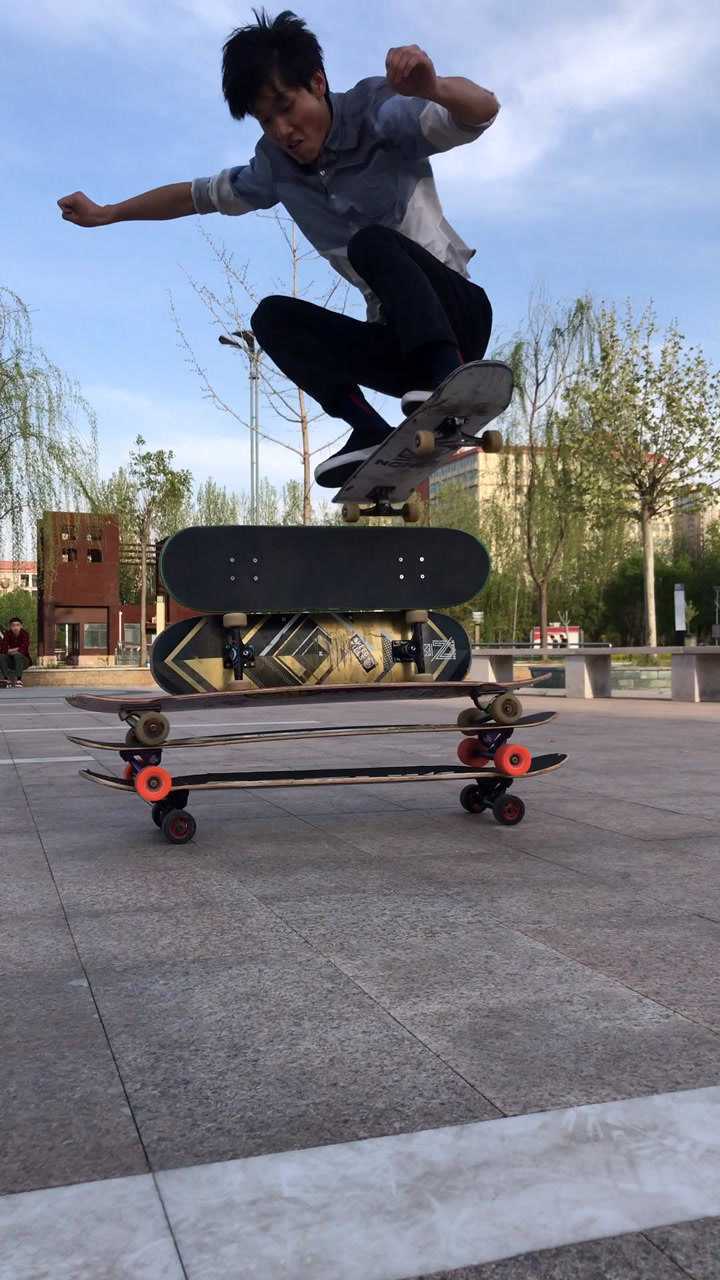 滑板运动中最基础的动作豚跳,跳高代表着一个滑手的基本功.