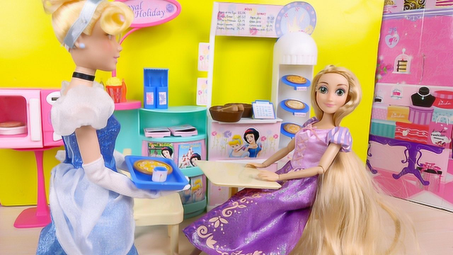 芭比娃娃过家家之披萨店 灰姑娘做的披萨很好吃