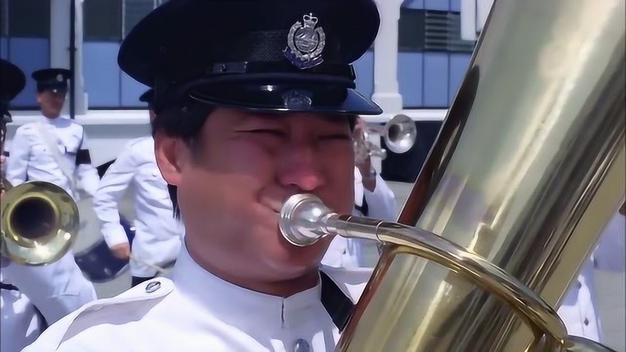 死人葬礼大哥鬼上身吹大喇叭却吹成喜悦的歌曲气的警官下令赶走