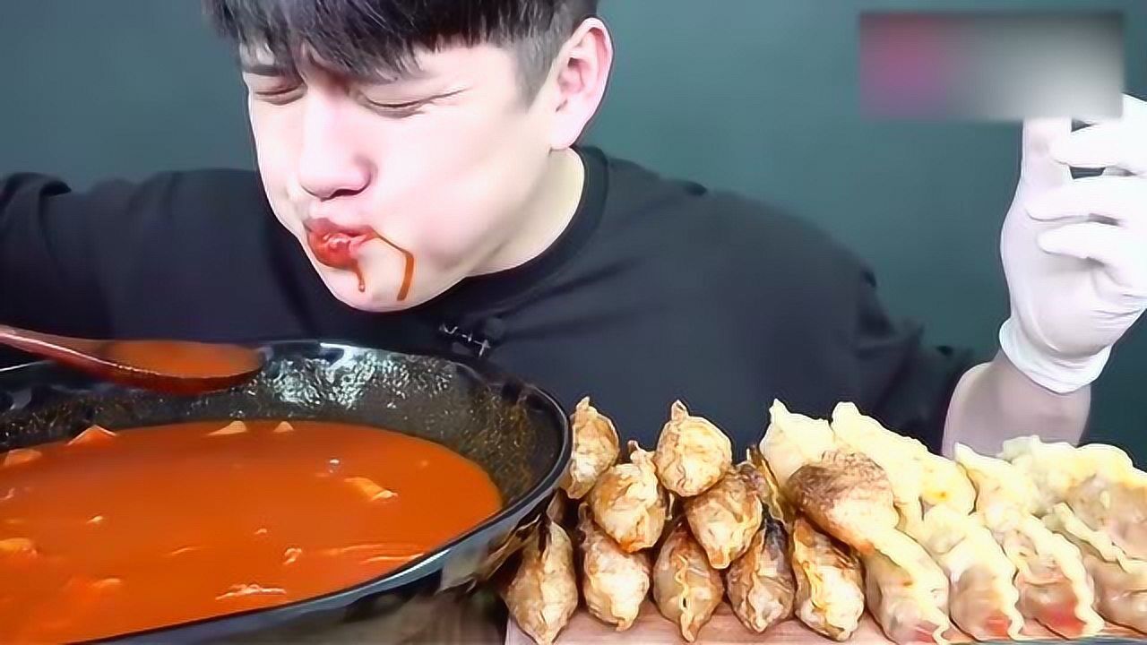 吃播:韩国小哥哥超爱中国美食,吃的满嘴酱汁,好吃停不下来