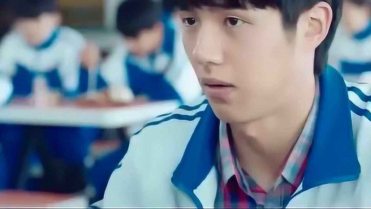 余淮打篮球赢了,但是没喝到耿耿送的水,心里还是很不舒服