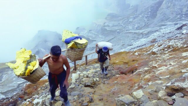 侣行探访世界上最辛苦的工作:在火山采硫磺矿,在万年冰川下采冰