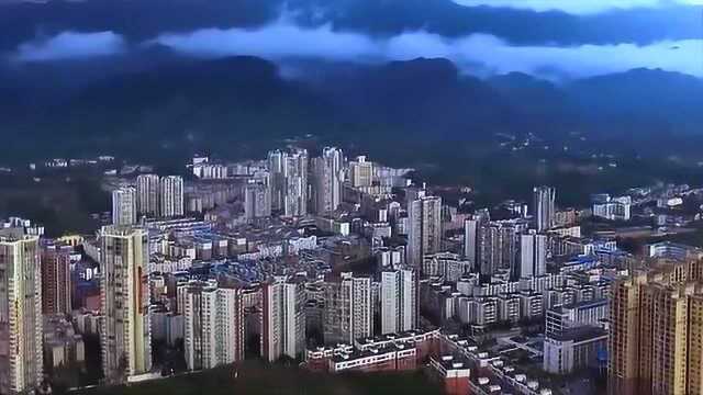 航拍中国:四川华蓥市,是个繁华有不失低调的城市