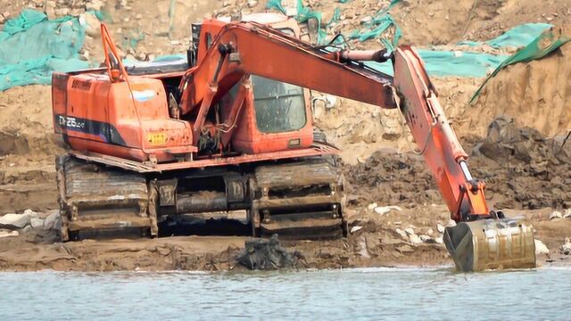 挖掘机施工表演挖水里的泥土 儿童玩具车工程车视频大全