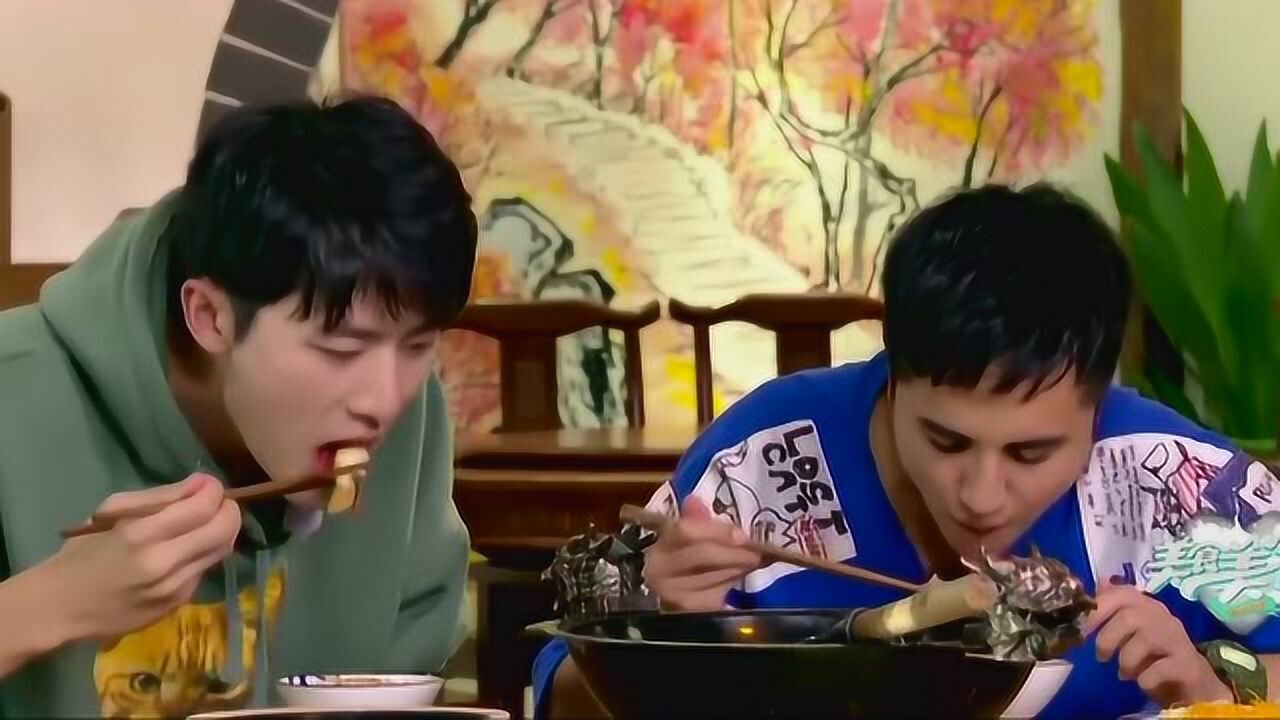 美食美客:主持人试吃鱼鳍,充分吸收汤汁的鱼鳍味道更鲜美