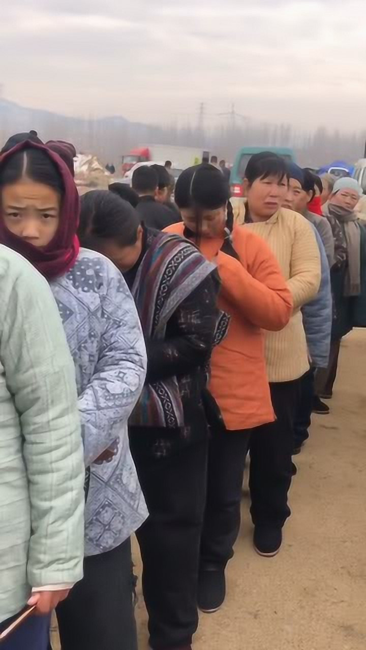 片场中大量女群众演员 好嗨哟