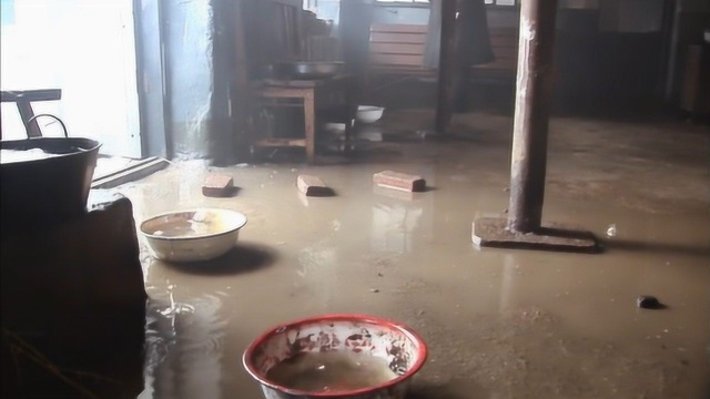 雷锋生活简朴,房子漏雨用盆接着,不舍得花钱修