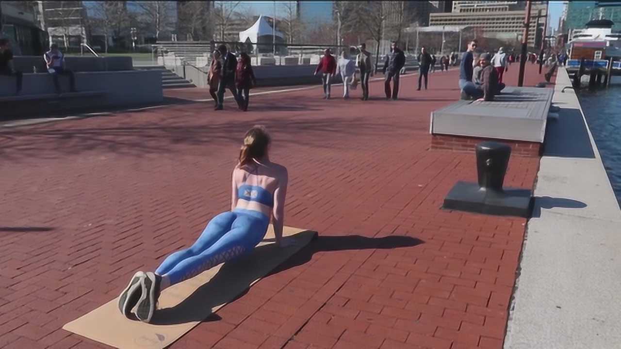 外国美女一身人体彩绘出门逛街被人看穿后依旧面不改色的回家