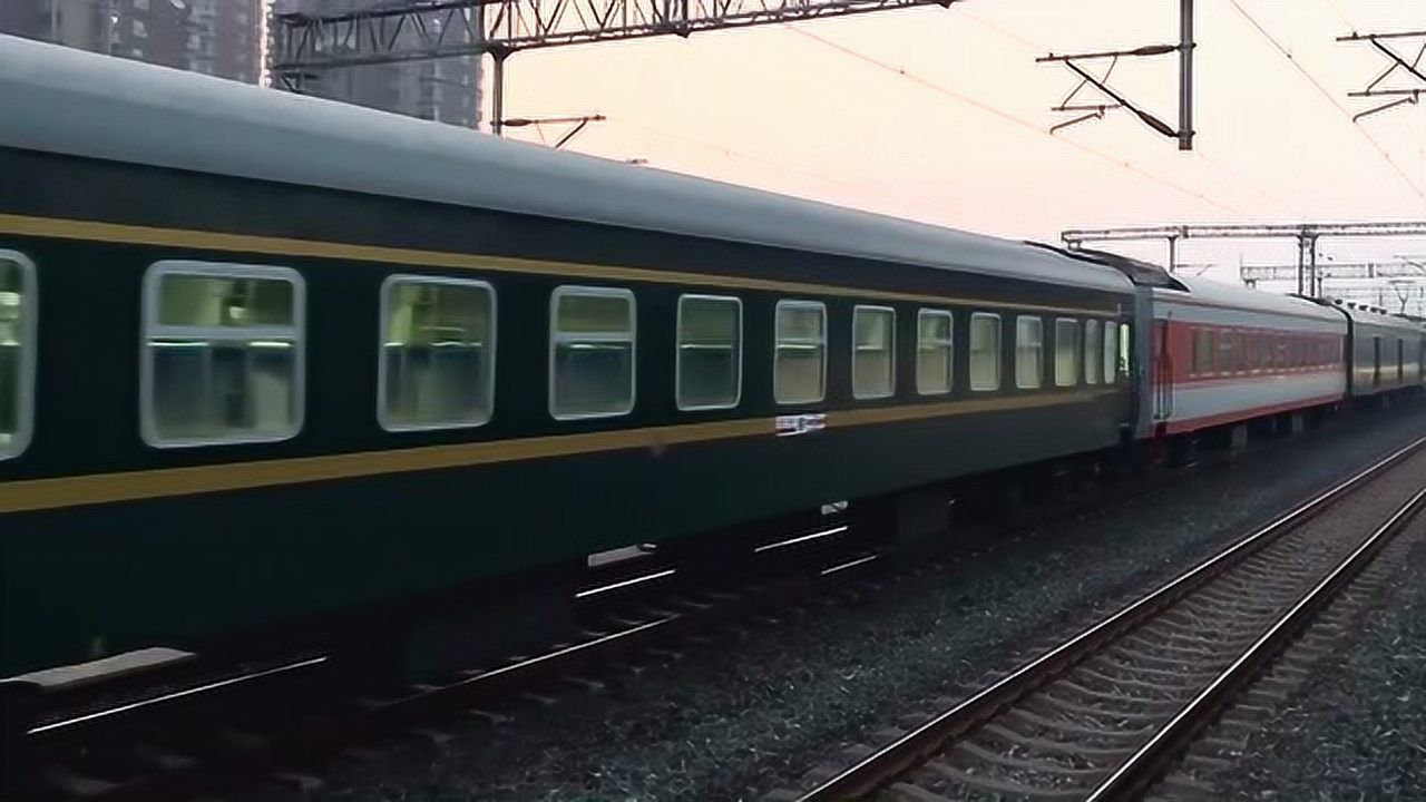 原汁原味的原色车厢!k7709次静海站一道办客出站,hxd3c快速提速