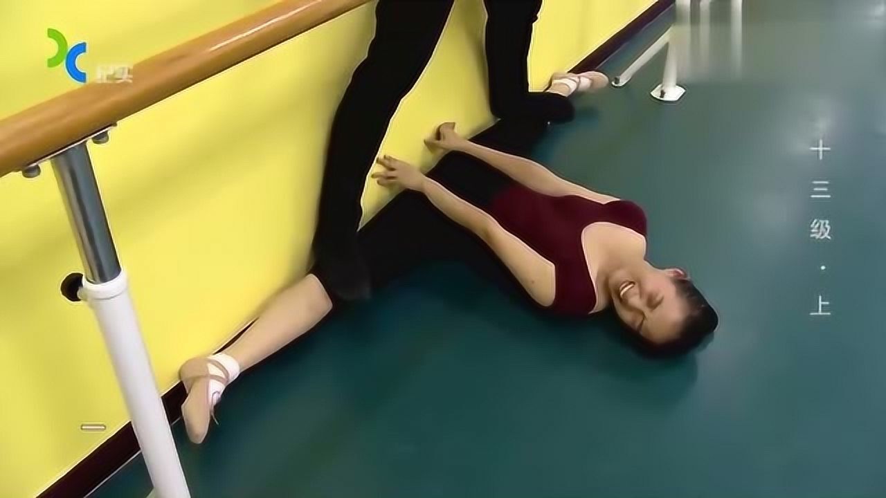 学舞蹈真的太辛苦了看女孩练基本功隔着屏幕都能感觉疼