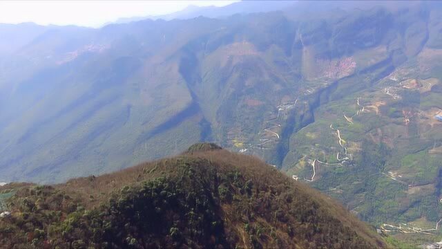 在1800米高的九皇山山顶航拍,果真是会当凌绝顶,一览众山小啊!