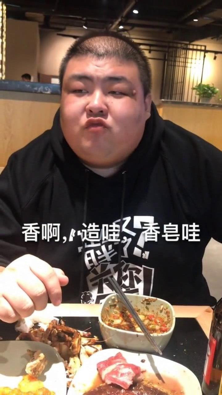 大胃王泡泡龙和大蒜涛吃自助烤肉,泡泡龙:吃肉太废蒜!
