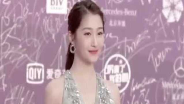 173的关晓彤和1米8吴磊同框,真实身高暴露,长腿是真的