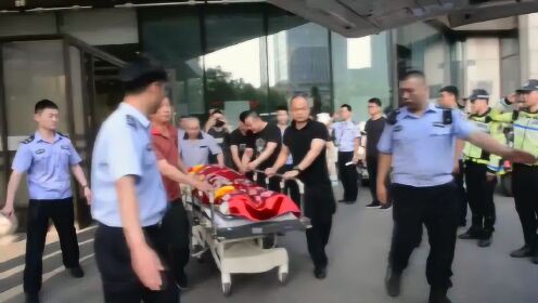 浙江杭州24岁因公牺牲辅警系家中独子 遗体出医院时家人痛哭