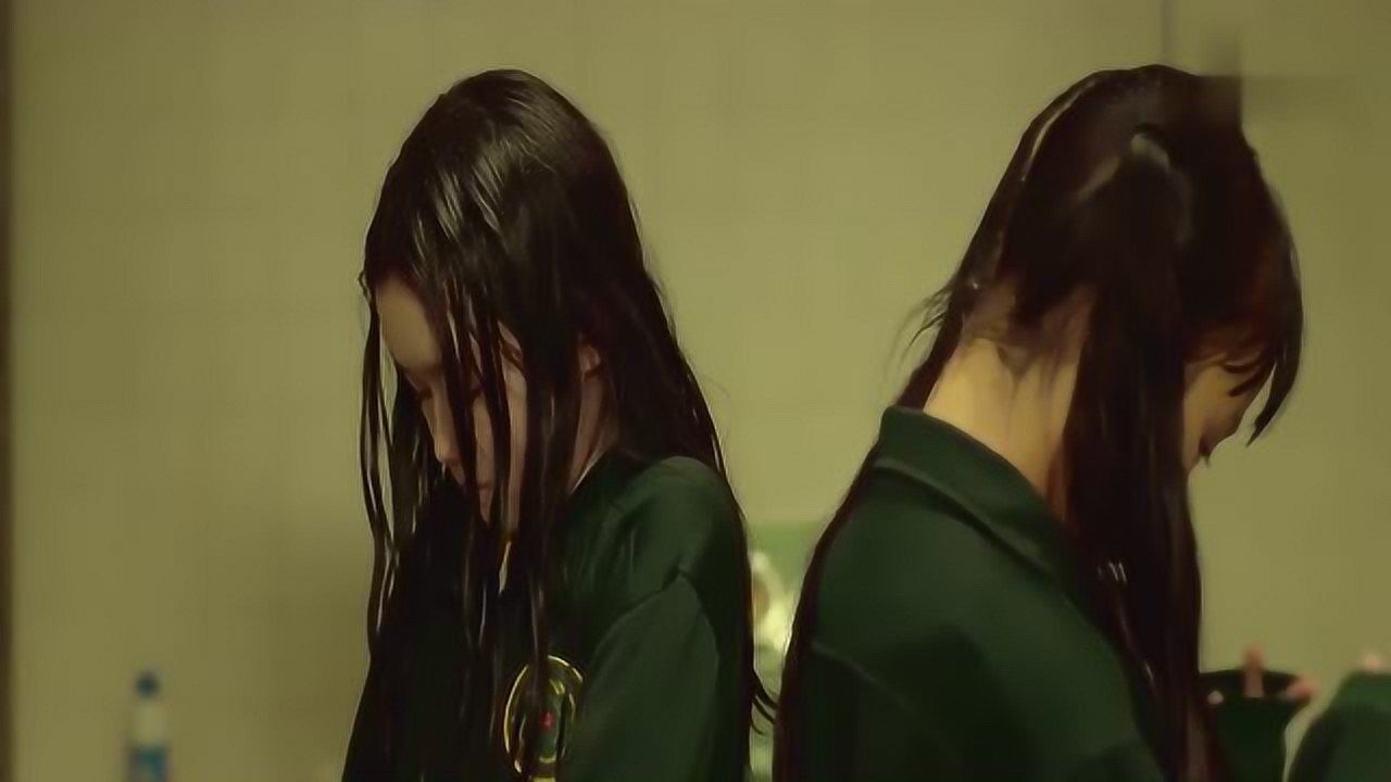 女孩发育的太早，小小年纪就开始穿上了胸衣！_腾讯视频