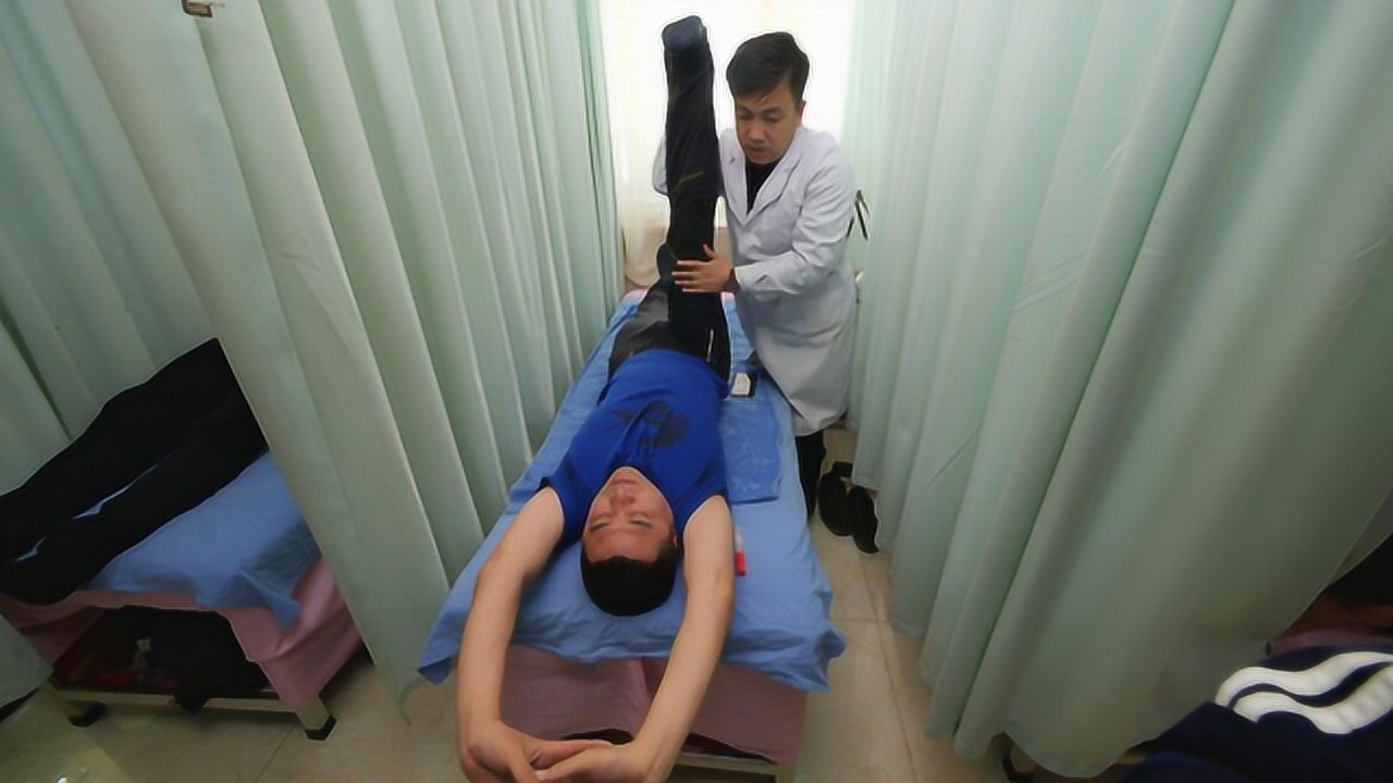 一套"拉筋法"让你远离腰间盘突出的痛苦!