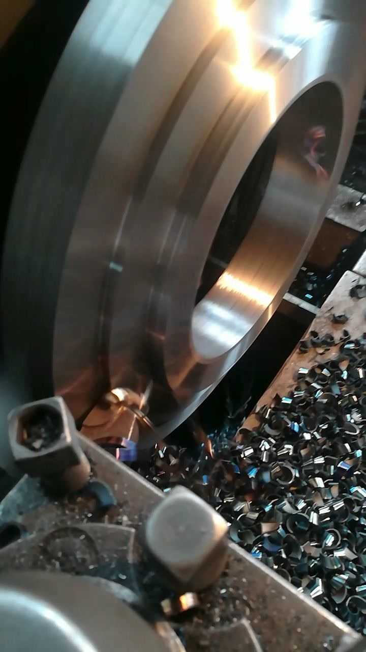 这把粗车刀还行,厂里学了3个月的徒弟磨的.