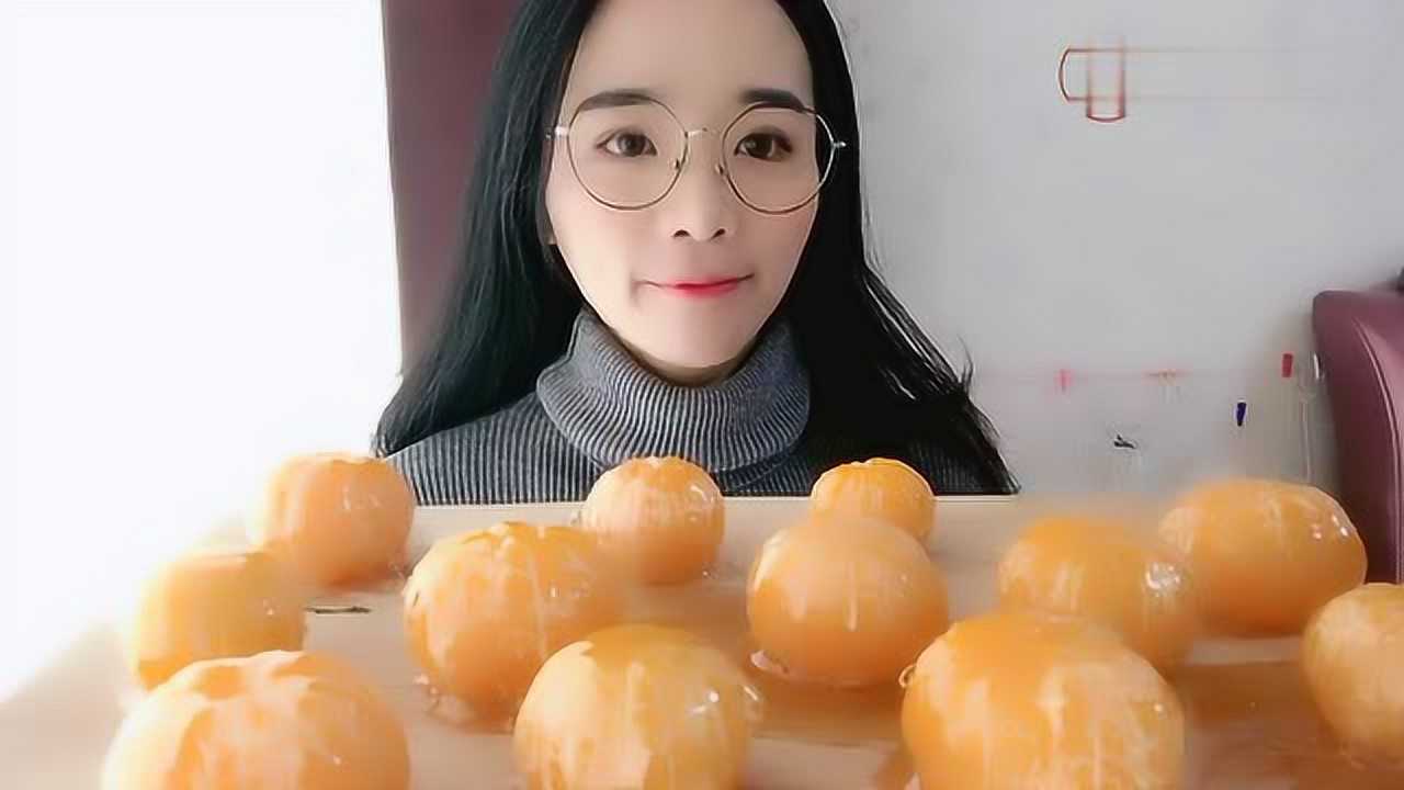 素颜吃货小仙女,这次吃甜甜的冰糖橘子,网友:是幸福的味道!