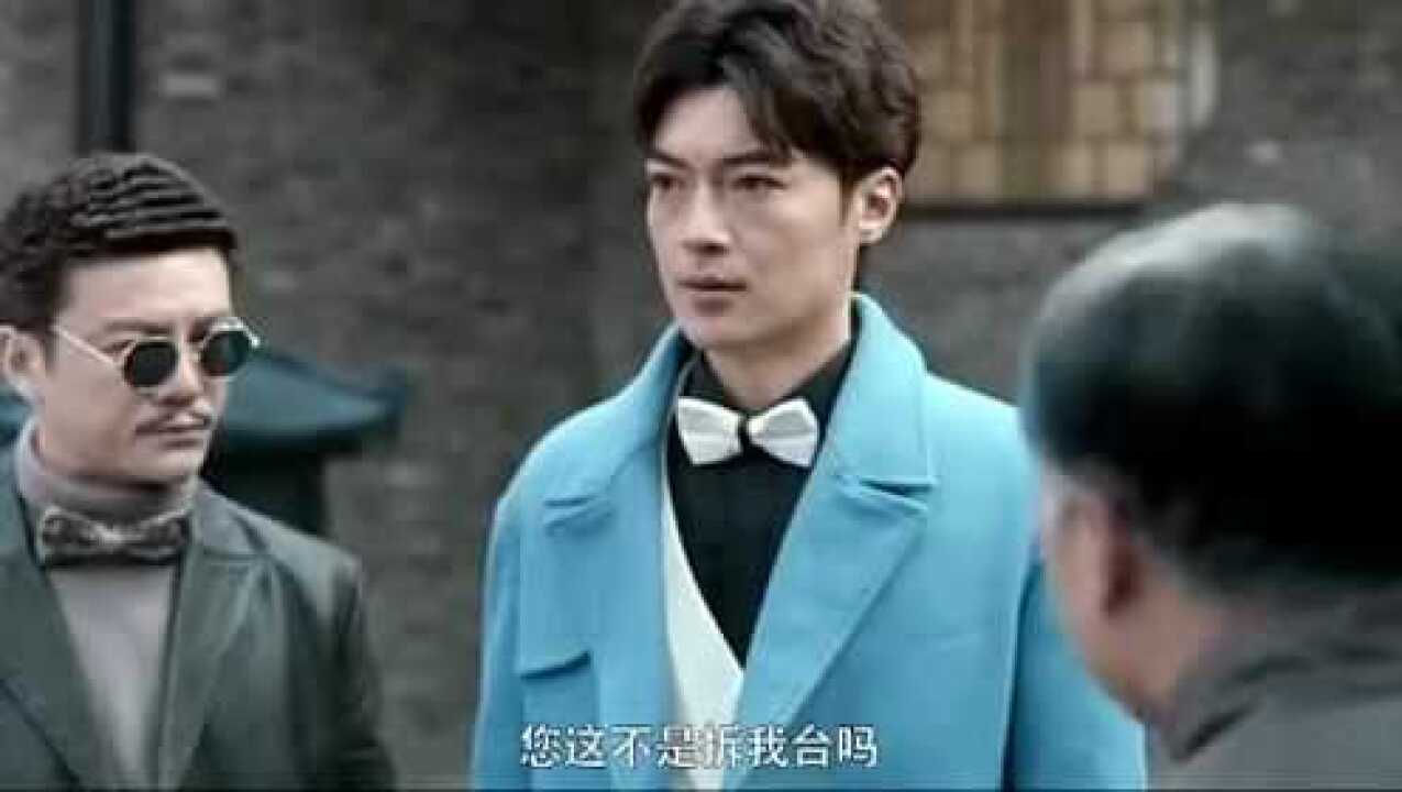 抓女孩子就不用带手铐，为啥最后还是铐上了？_高清