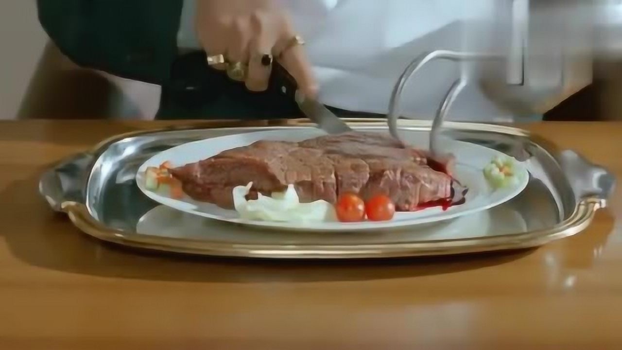 力王独眼蛇夹着生肉往嘴里送还吃得很享受不过书橱亮眼