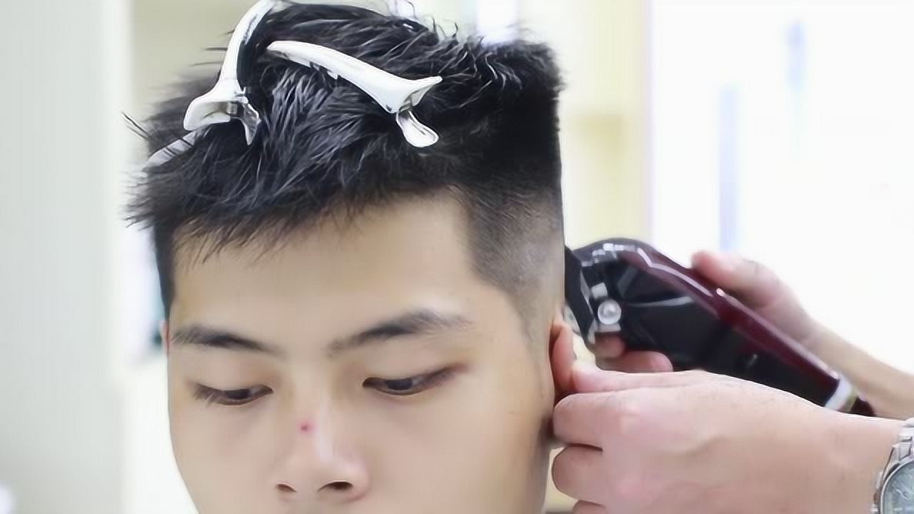 小哥头顶想要留长 周围铲短 理发师给他剪了一款阳光帅气的短发
