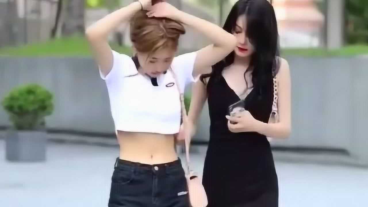美女穿露脐装逛街，闺蜜担心走光做出这举动，这动作太暖心了！_腾讯视频