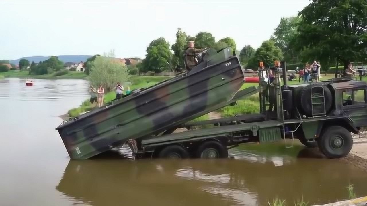 m3重型舟桥演习快速架设舟桥