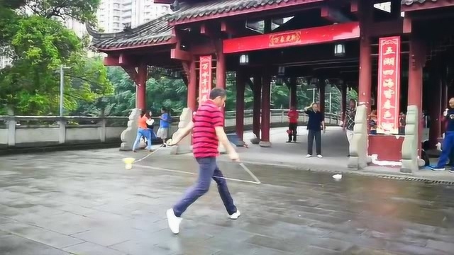 成都李培江在塔子山公园抖空竹