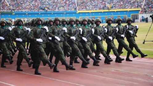 “向右看”！卢旺达阅兵式上，黑人士兵走中国正步，高喊中文口号