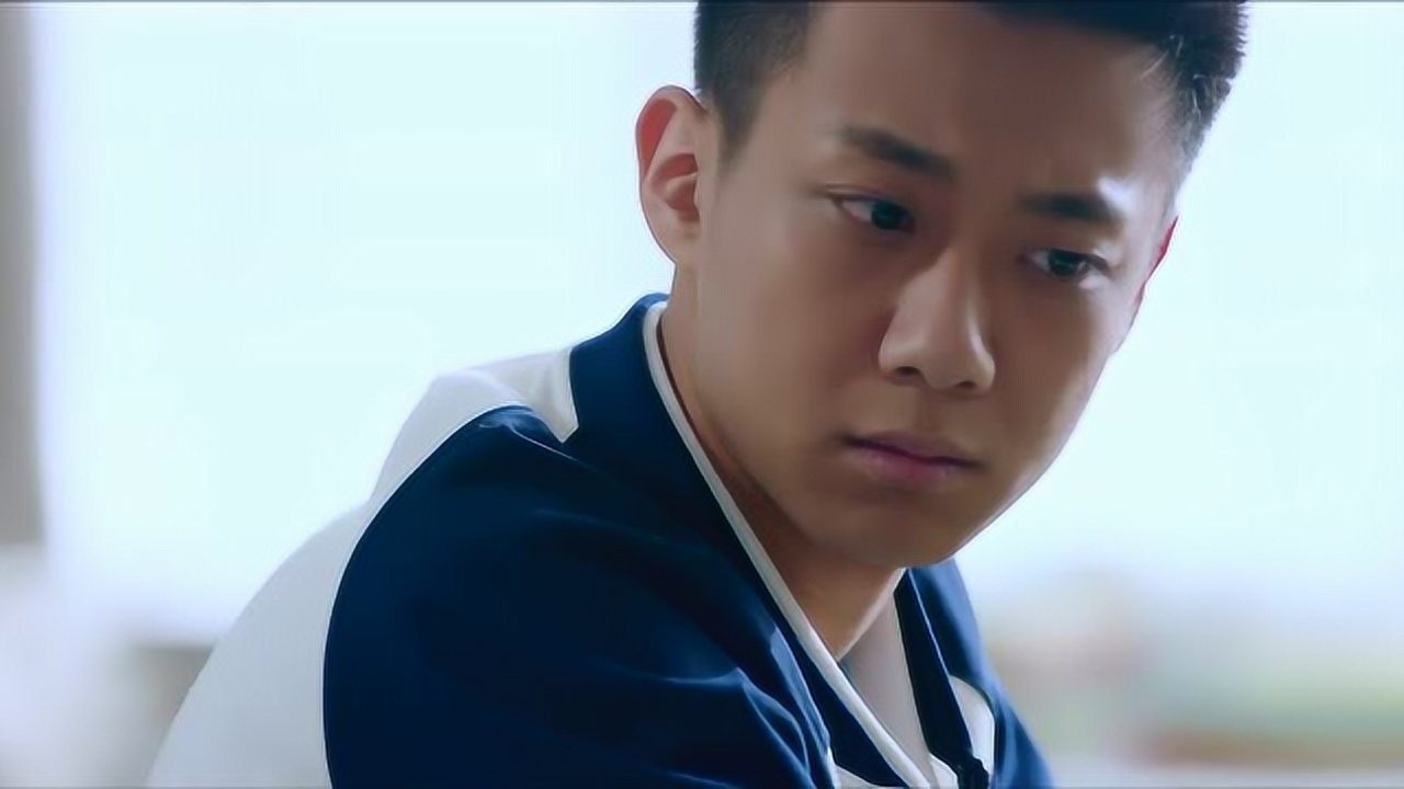 《致我们单纯的小美好》陈小希只是把班费弄丢了,吴柏松马上买药