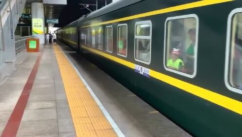 hxd3d和谐电机车,担当z2次直达列车缓行驶入北京西