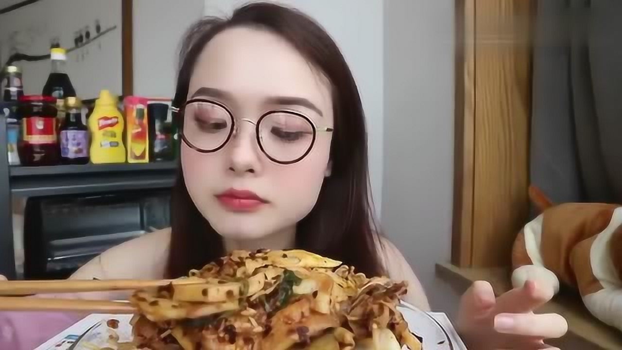 吃播哎哟阿尤:吃麻辣拌,满嘴流油,超级有食欲,看的都饿了