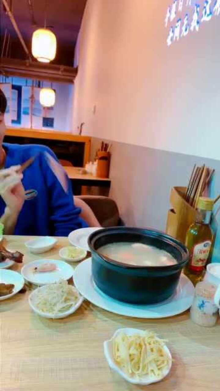 靠颜值吃饭的功夫主题餐厅,可以拍照测颜值,小哥哥还是蛮帅的!