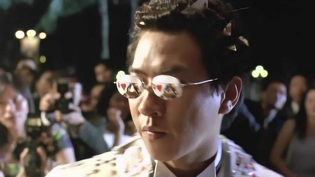 千王之王:张家辉和王晶打牌,居然全身贴满扑克,一看就是老千!