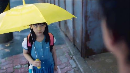 一个下雨的早晨，小女孩独自上学去了，家长接到晴天霹雳的坏消息